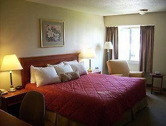 Ramada Burlington Hotel And Conference Center Exterior foto