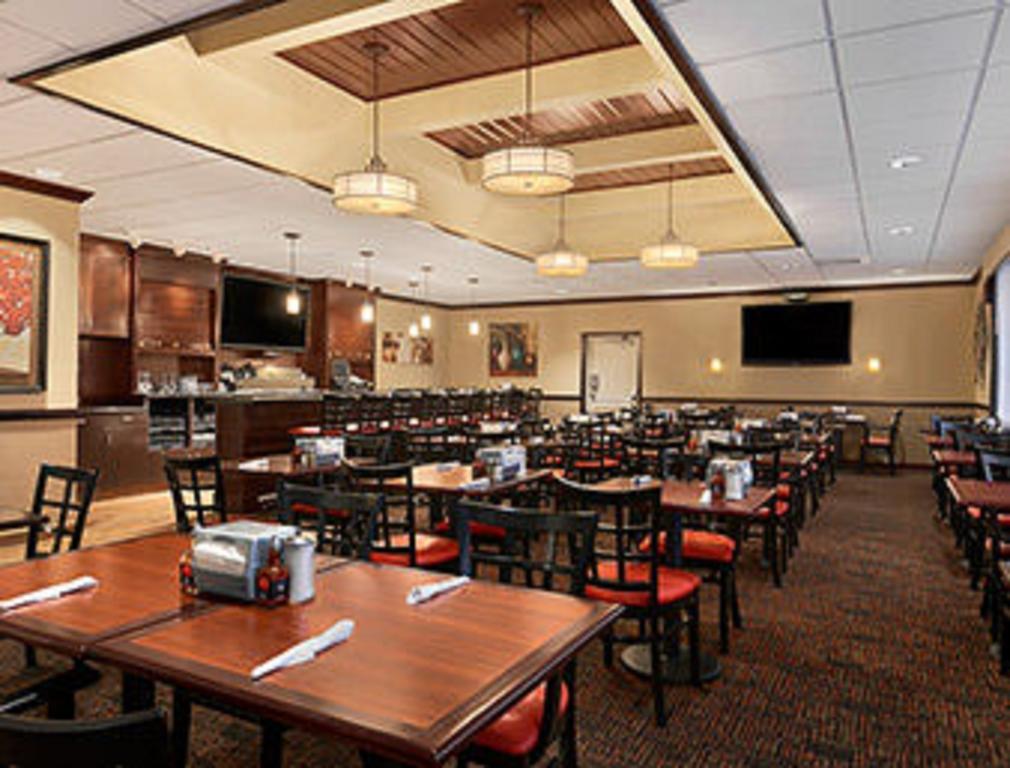 Ramada Burlington Hotel And Conference Center Exterior foto