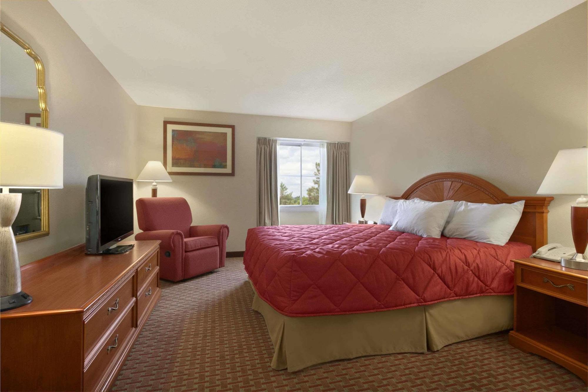Ramada Burlington Hotel And Conference Center Exterior foto