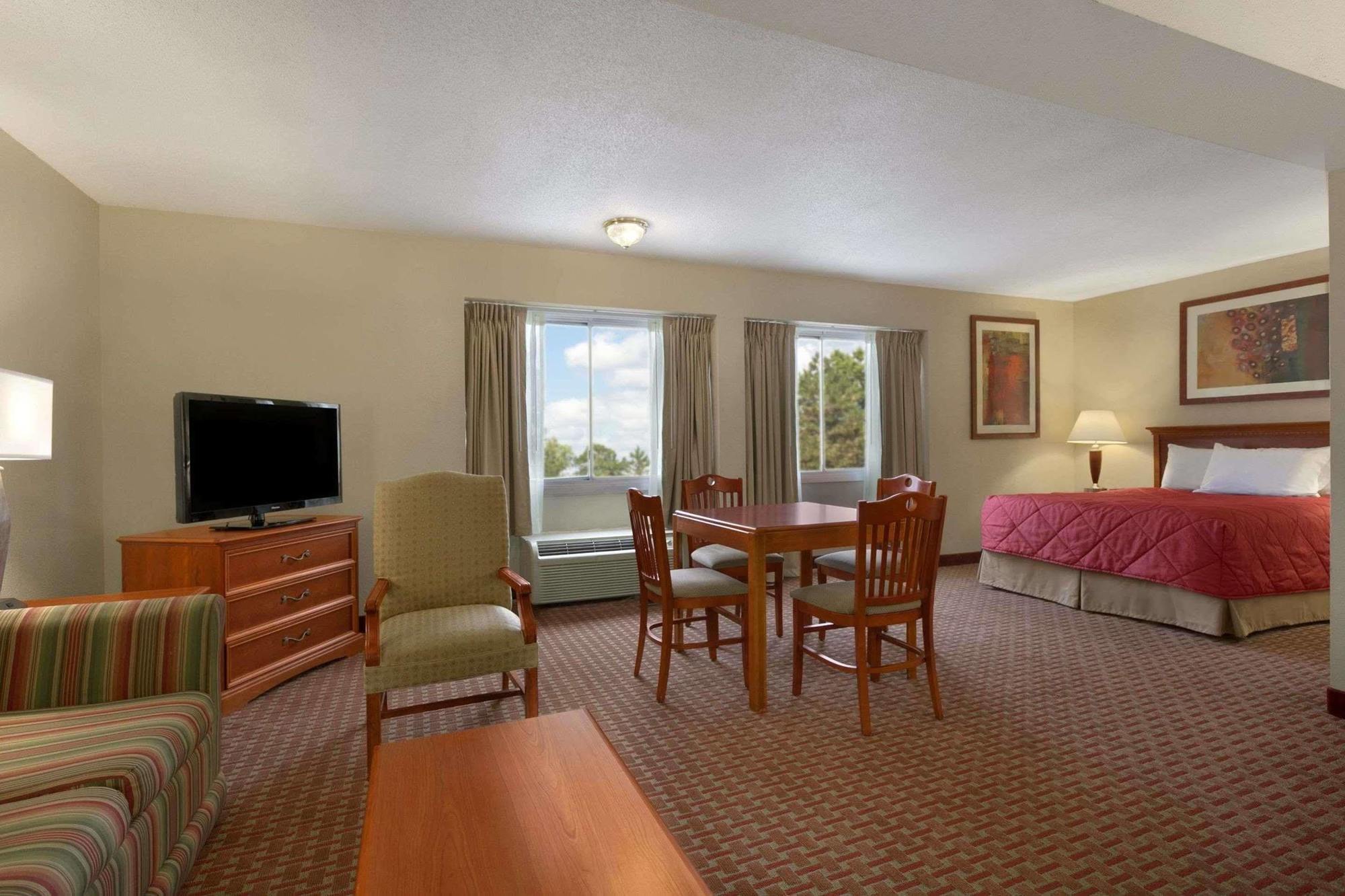 Ramada Burlington Hotel And Conference Center Exterior foto