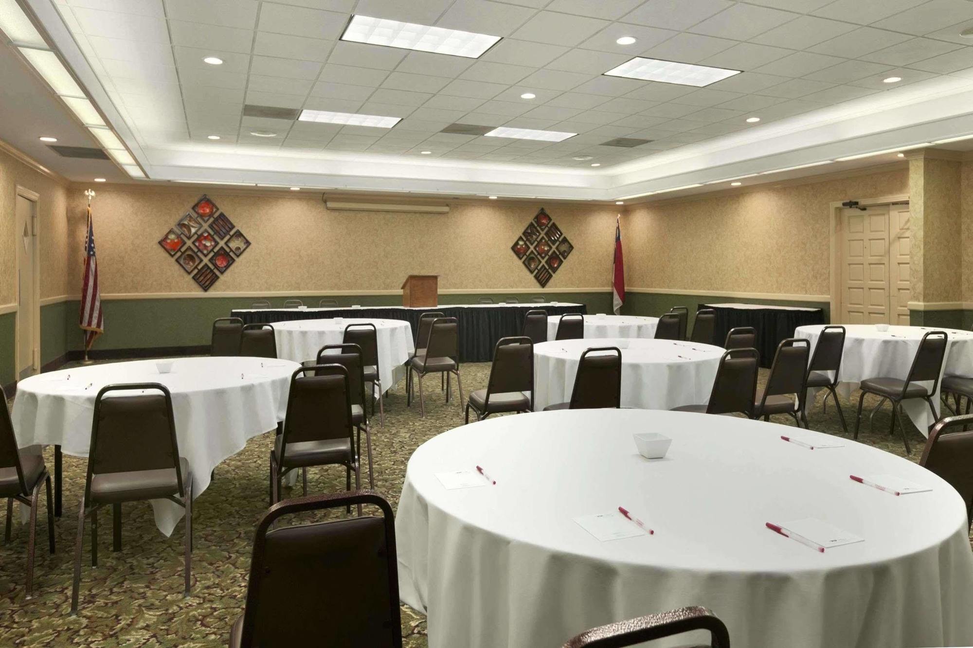Ramada Burlington Hotel And Conference Center Exterior foto