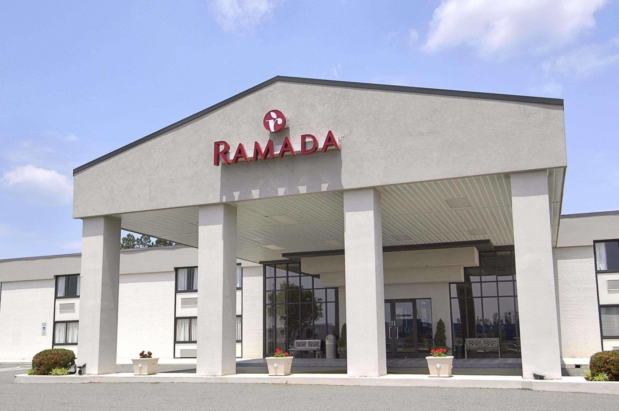 Ramada Burlington Hotel And Conference Center Exterior foto