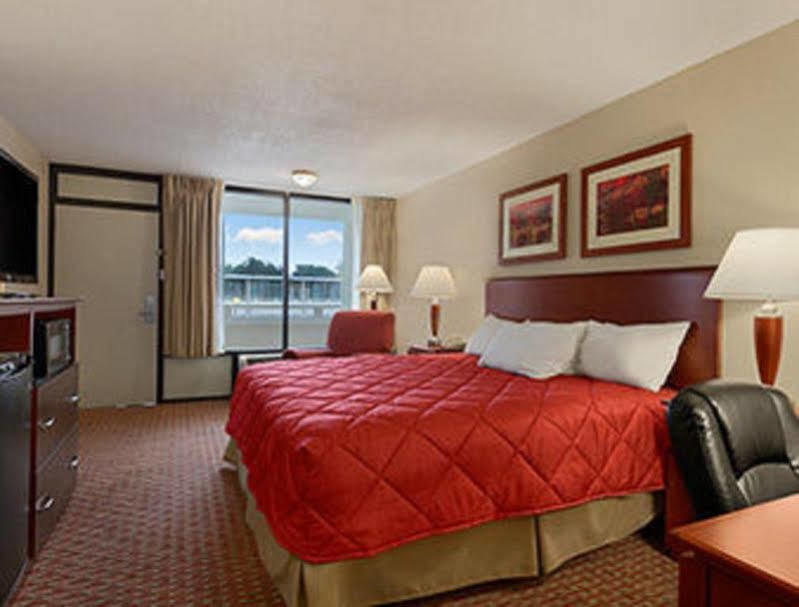 Ramada Burlington Hotel And Conference Center Exterior foto
